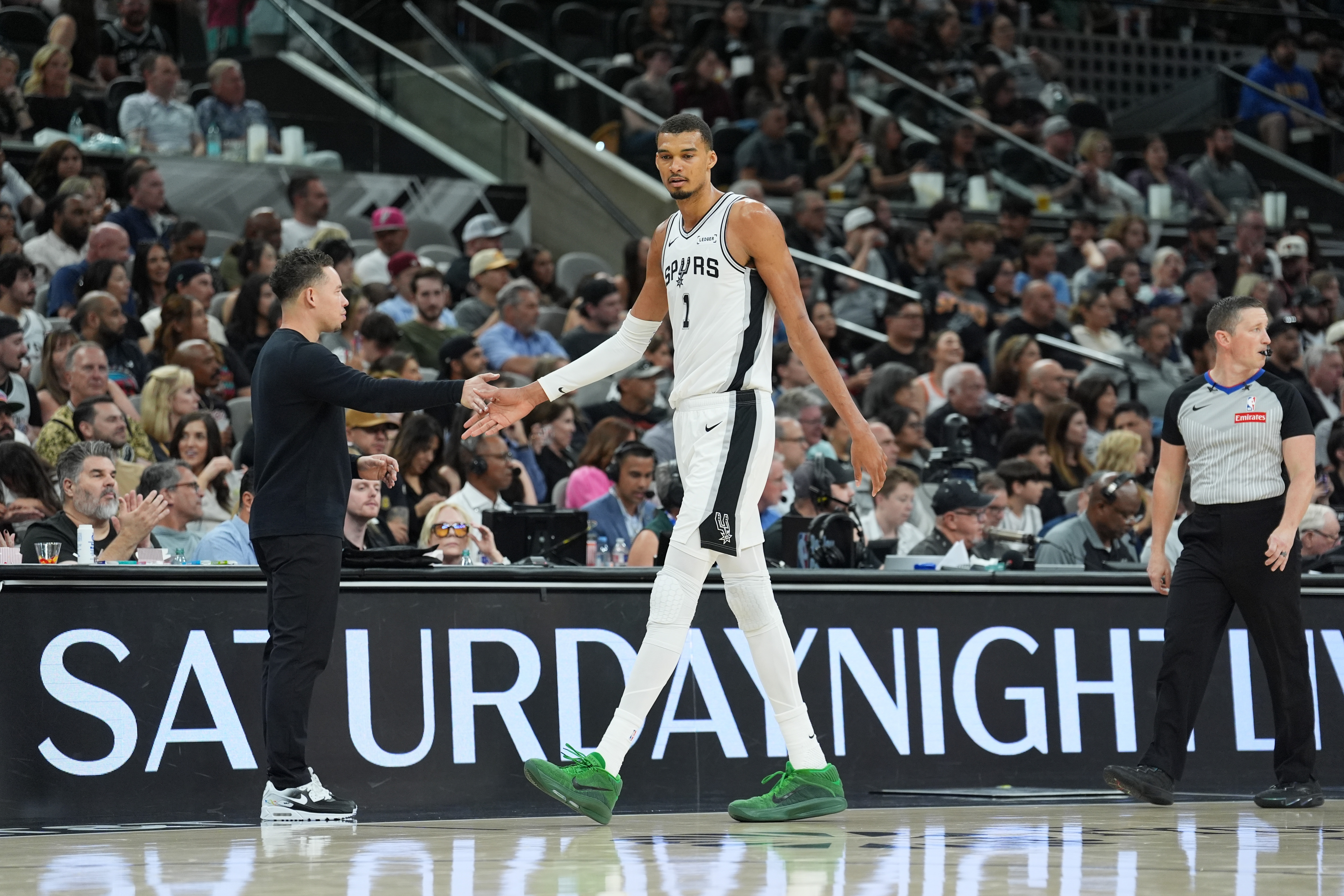 星空娱乐下载-吉诺比利祝贺马刺60胜：太不可思议了 为整个团队感到无比骄傲